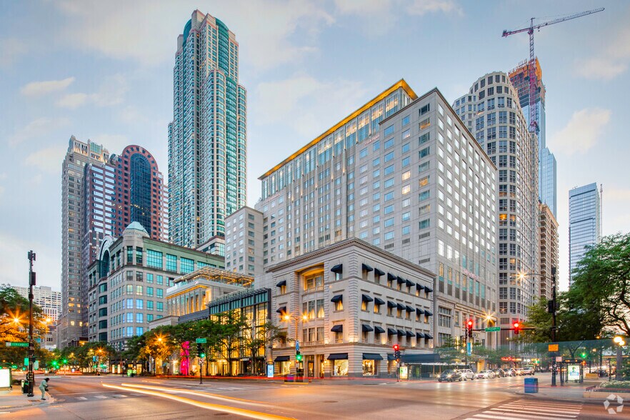 730-750 N Michigan Ave, Chicago, IL à louer - Photo de l’immeuble – Image 3 sur 3