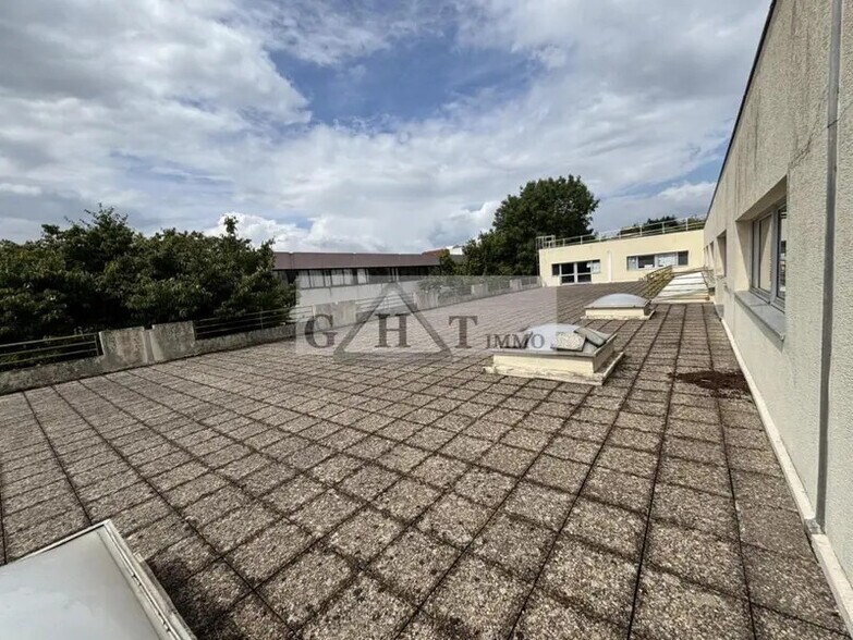 Local commercial dans Buc à louer - Photo de l’immeuble – Image 1 sur 3