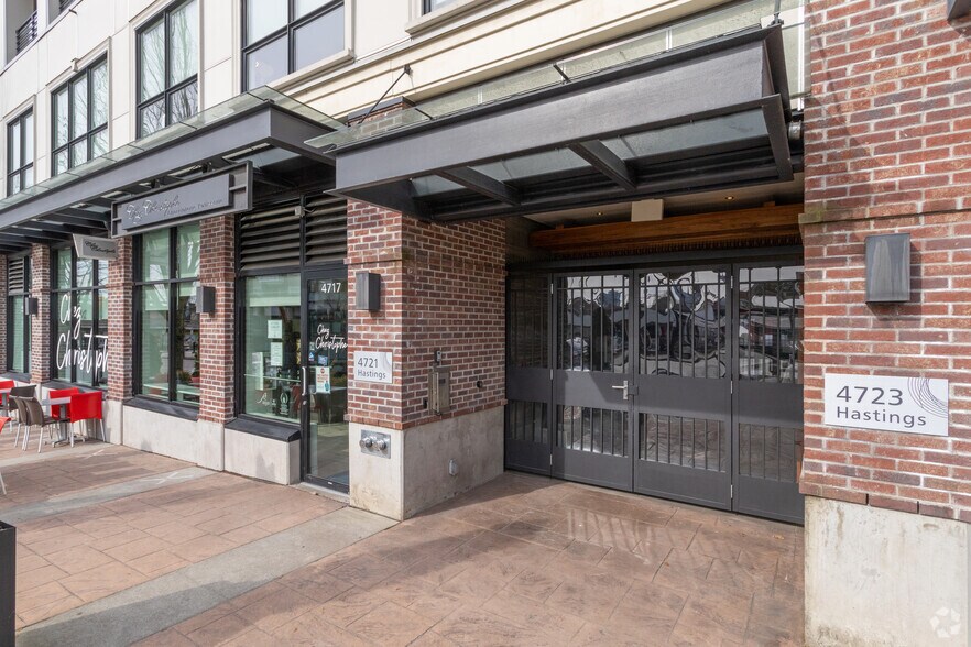 4717-4725 Hastings St, Burnaby, BC à vendre - Photo de l’immeuble – Image 3 sur 5