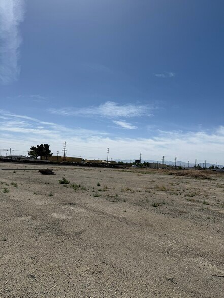 45711 Division St, Lancaster, CA à louer - Photo de l’immeuble – Image 2 sur 16