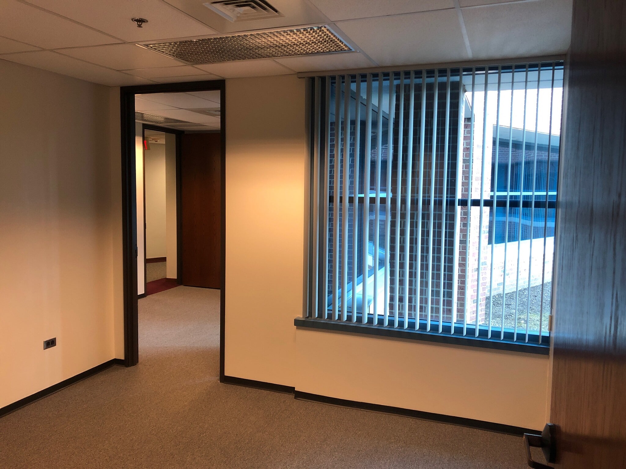 27475 Ferry Rd, Warrenville, IL à louer Photo intérieure– Image 1 sur 2