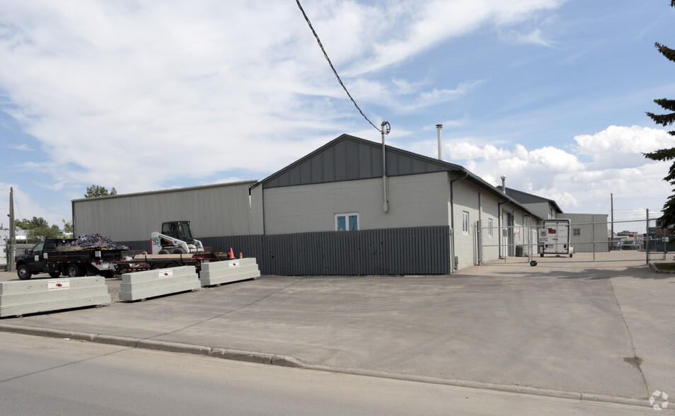 735 41st Ave NE, Calgary, AB à vendre - Photo de l’immeuble – Image 2 sur 3