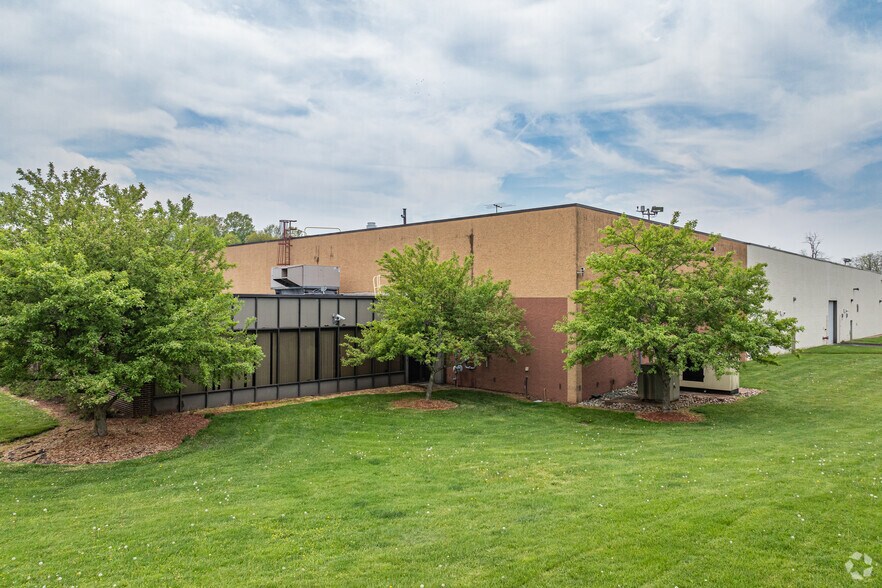 101 Cottontail Ln, Somerset, NJ à louer - Photo de l’immeuble – Image 1 sur 5