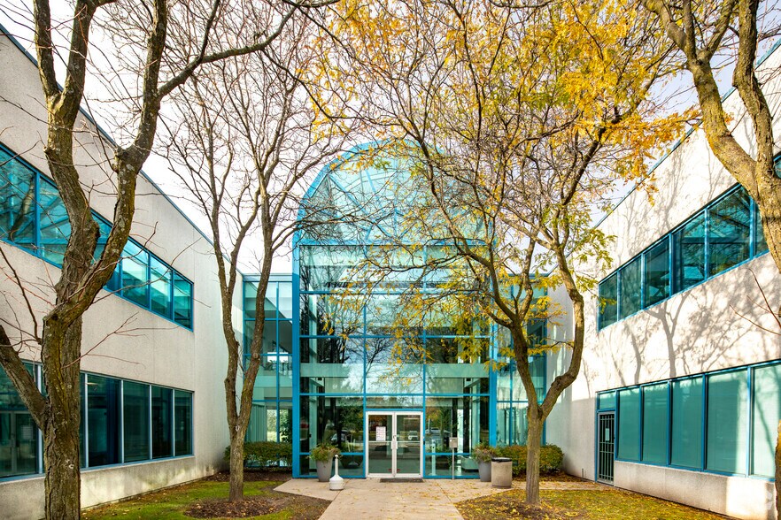340 Ferrier St, Markham, ON à louer - Photo de l’immeuble – Image 2 sur 9