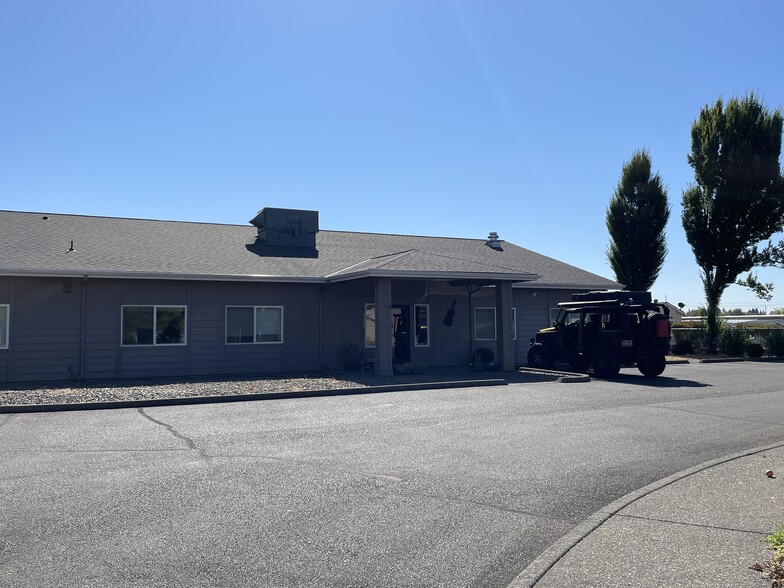 110 S Elliott Rd, Newberg, OR à louer - Photo de l’immeuble – Image 1 sur 8