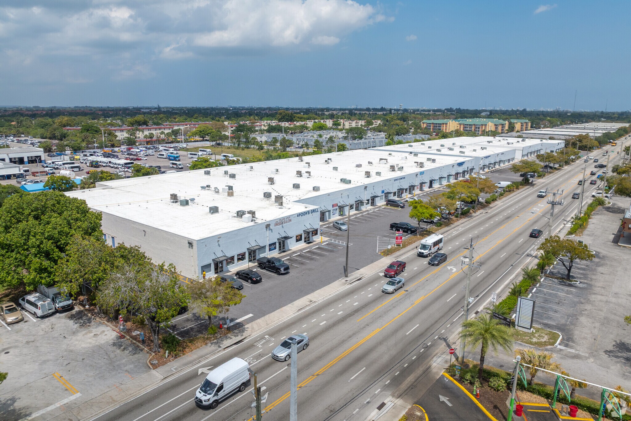 3927-3999 NW 19th St, Lauderdale Lakes, FL à louer Photo de l’immeuble– Image 1 sur 15