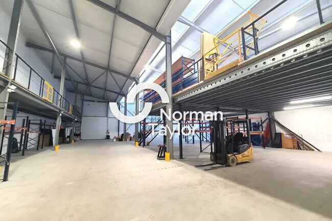 Plus de détails pour Local d'activités à louer