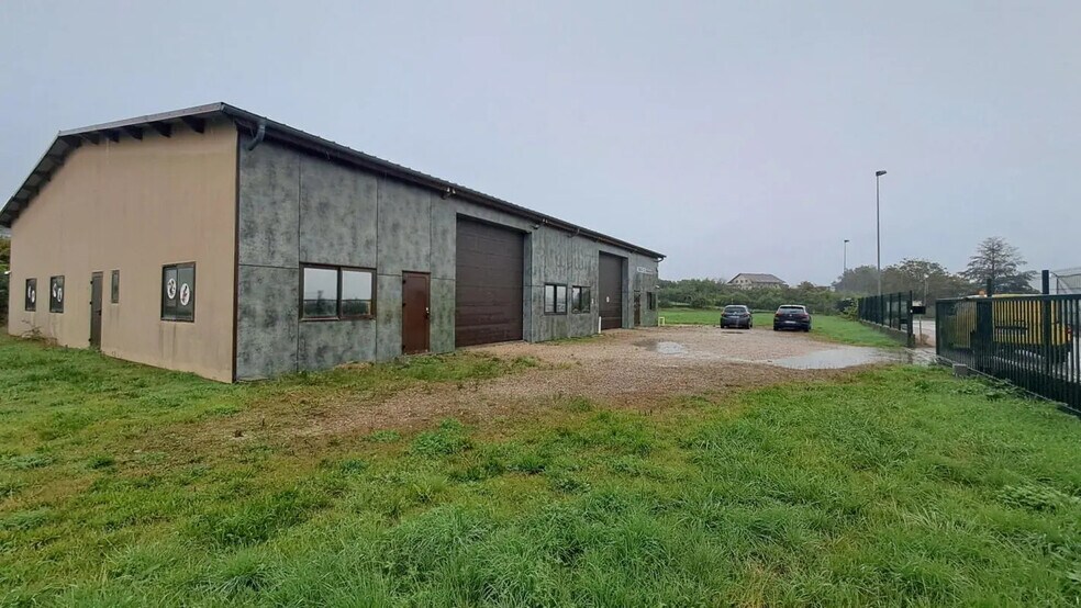 Local d’activités dans Château-Gaillard à louer - Photo de l’immeuble – Image 2 sur 7