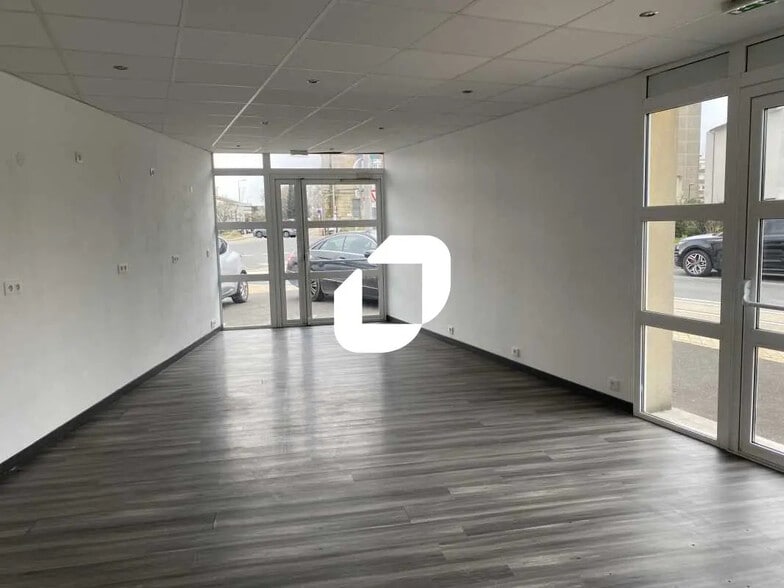 Local d’activités dans Talence à louer - Photo de l’immeuble – Image 2 sur 3