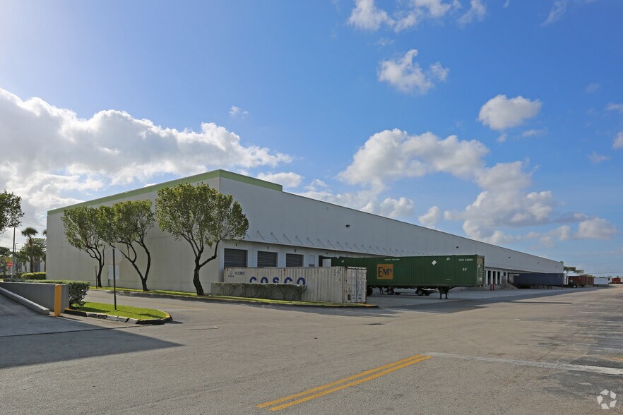 7500 NW 81st Pl, Miami, FL à louer - Photo de l’immeuble – Image 2 sur 10
