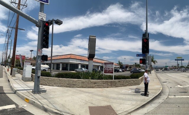 125 N Tustin St, Orange, CA à louer - Photo de l’immeuble – Image 2 sur 3