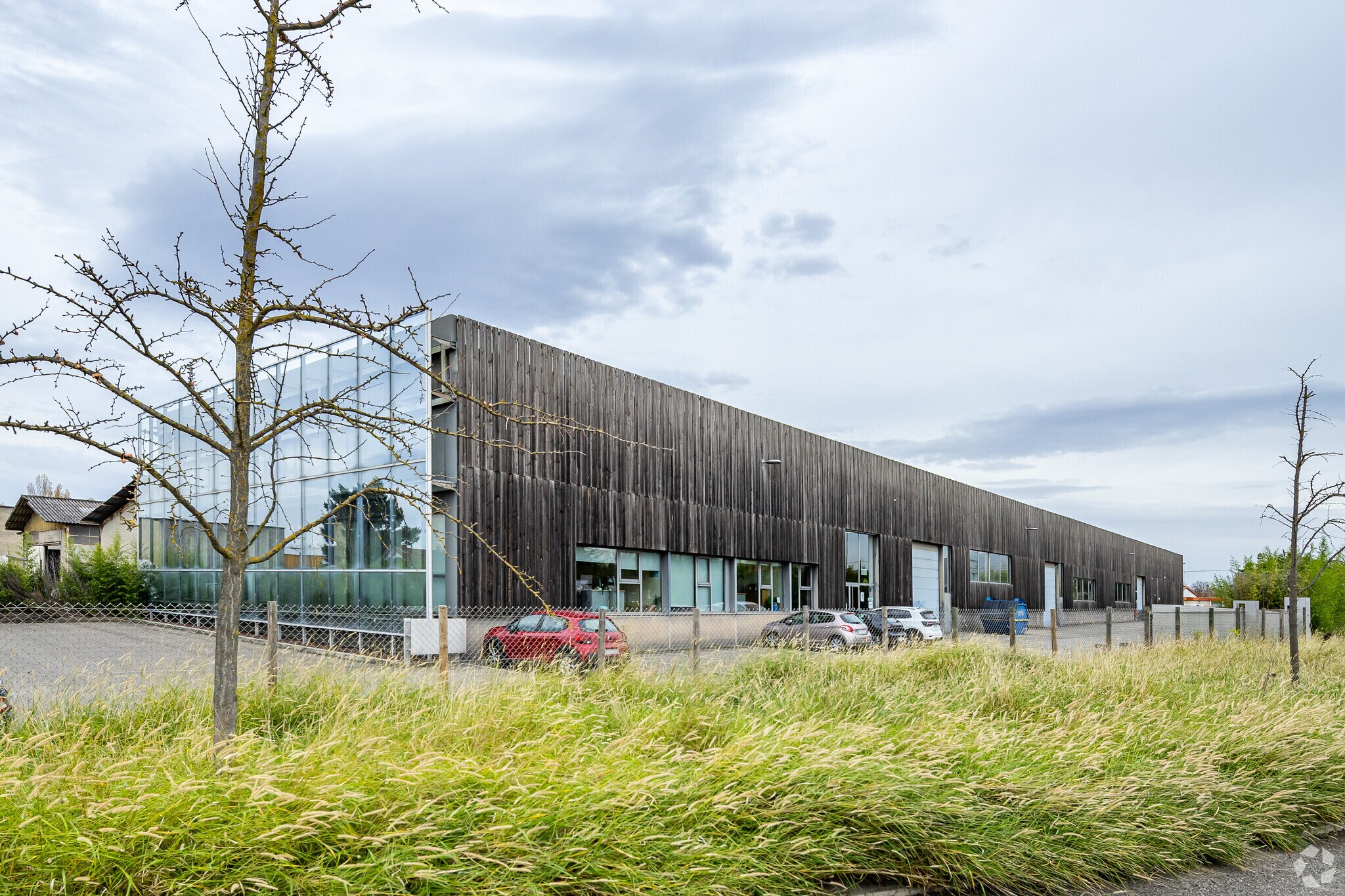 Local d’activités dans Saint-Priest à louer Photo principale– Image 1 sur 6