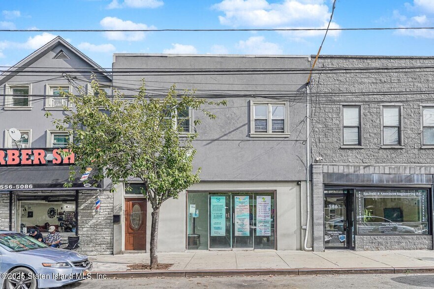 584 Richmond Rd, Staten Island, NY à vendre - Photo de l’immeuble – Image 3 sur 6