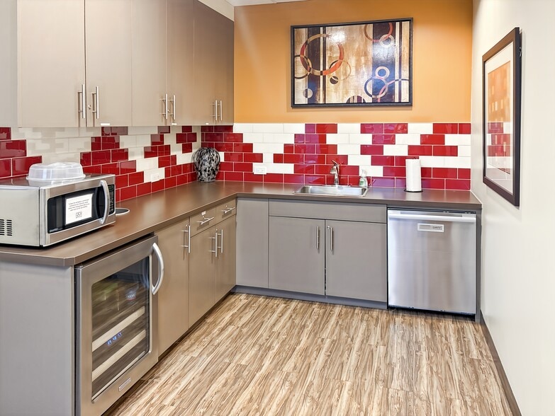 600 Crowfoot Cres NW, Calgary, AB à louer - Photo intérieure – Image 2 sur 14