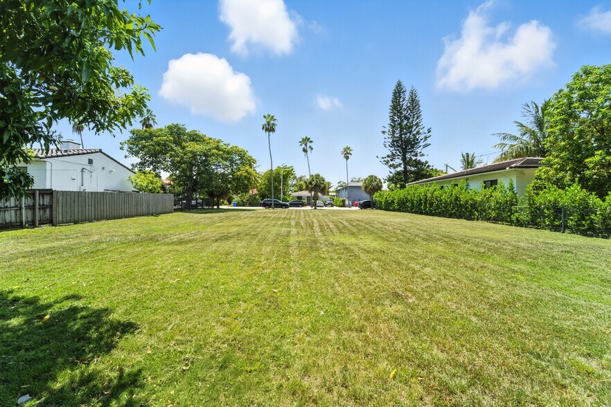 5969 NE 4th Ct, Miami, FL à vendre - Photo de l’immeuble – Image 3 sur 13