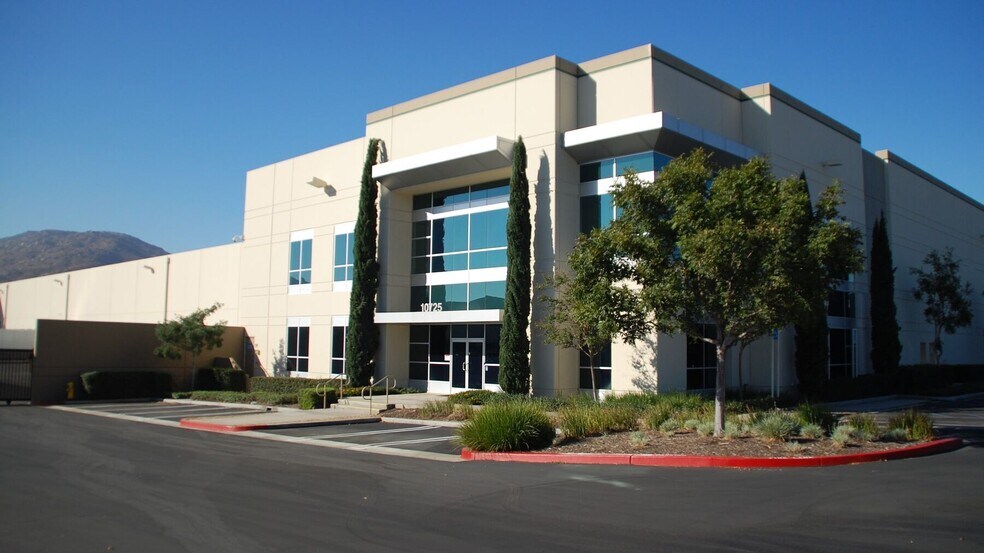 10725 Sierra Ave, Fontana, CA à louer - Photo de l’immeuble – Image 1 sur 5