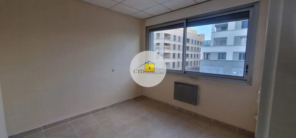 Local commercial dans Saint-Priest à louer - Photo intérieure – Image 2 sur 8