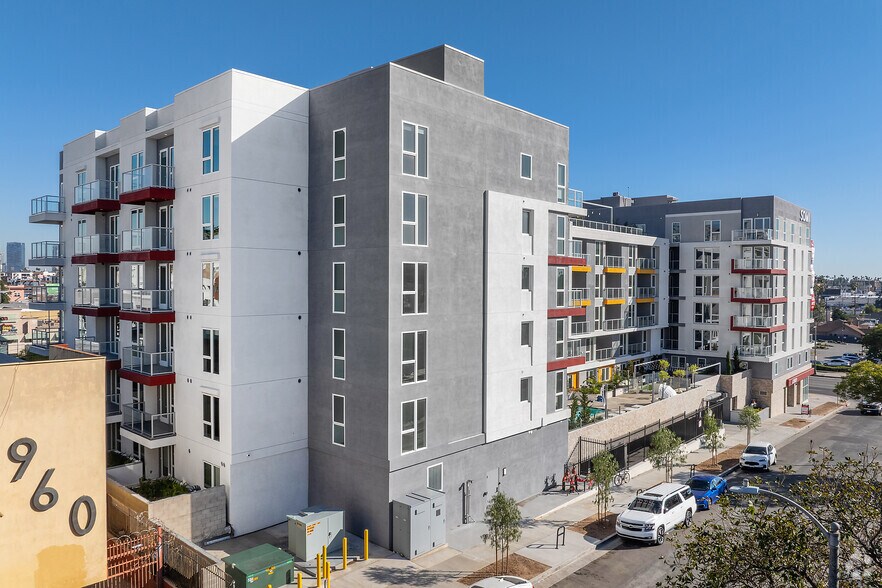 988 S Manhattan Pl, Los Angeles, CA à louer - Photo de l’immeuble – Image 2 sur 57