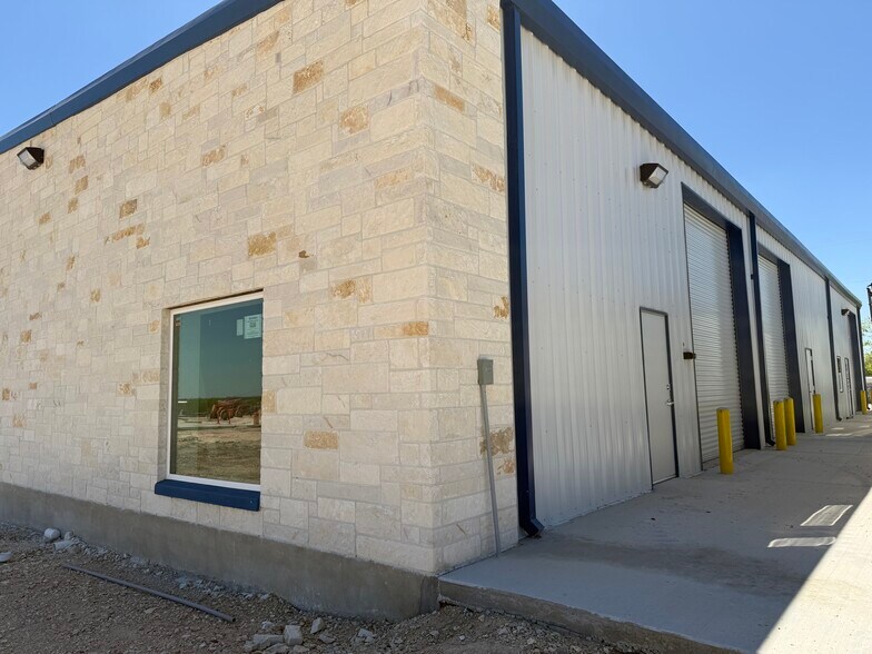 8081 Old Bastrop Rd, New Braunfels, TX à louer - Photo de l’immeuble – Image 3 sur 22