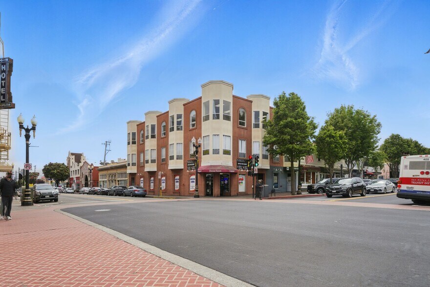 301 Grand Ave, South San Francisco, CA à louer - Photo de l’immeuble – Image 3 sur 66