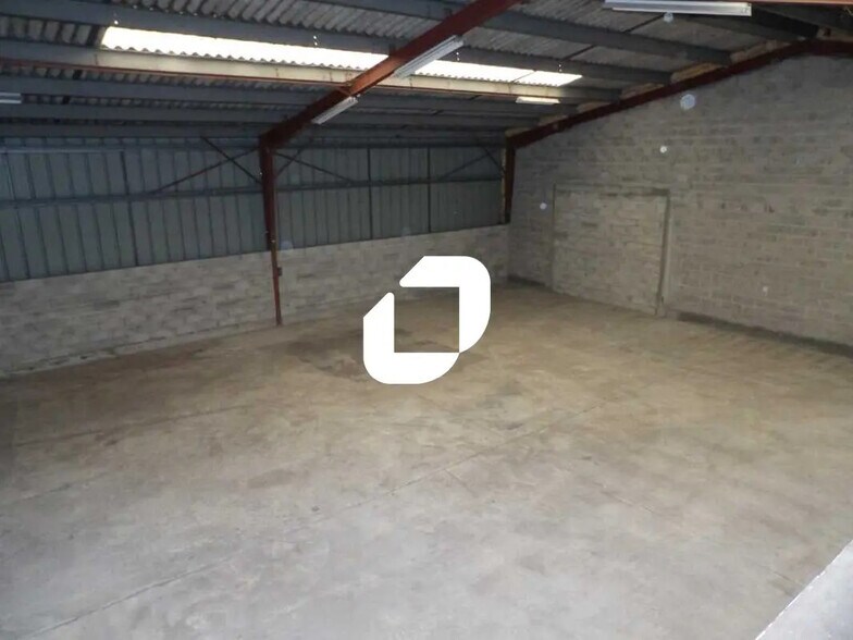 Local d'activités dans Épône à vendre - Photo intérieure – Image 2 sur 4