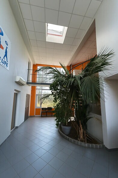 Local d'activités dans Grans à vendre - Photo de l’immeuble – Image 3 sur 25