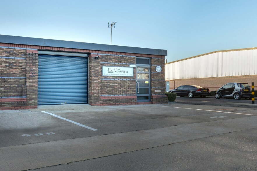 400 Montrose Ave, Slough à louer - Photo de l’immeuble – Image 2 sur 4