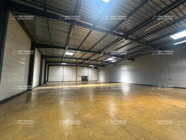 Plus de détails pour Local d'activités à louer