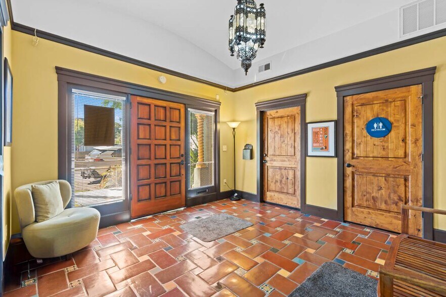 5666 Telegraph Ave, Oakland, CA à louer - Photo intérieure – Image 3 sur 23