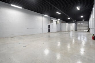 353 Railroad Ave, Hackensack, NJ à louer Photo intérieure– Image 2 sur 8