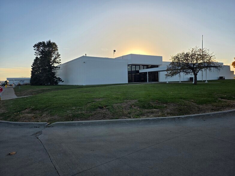 300 Airport Rd, Ames, IA à louer - Photo de l’immeuble – Image 2 sur 36