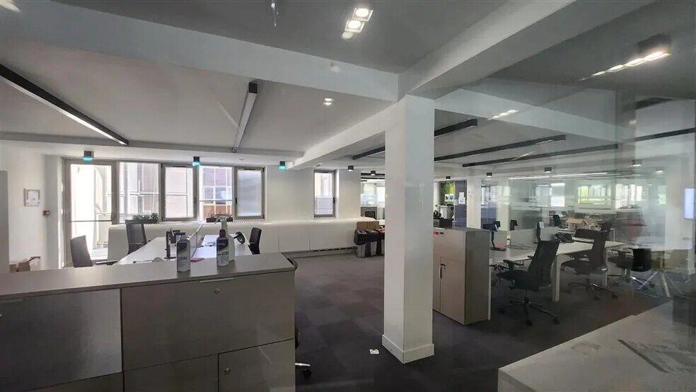 Bureau dans Neuilly-sur-Seine à louer - Photo de l’immeuble – Image 2 sur 9