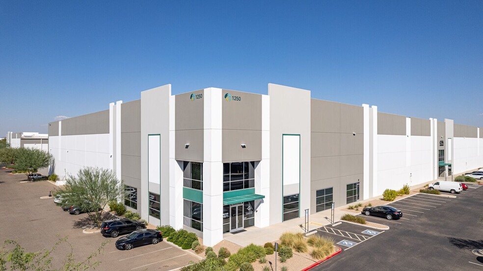 1250 S 71st Ave, Phoenix, AZ à louer - Photo de l’immeuble – Image 1 sur 12