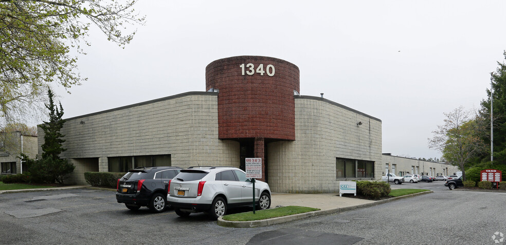 1320 Lincoln Ave, Holbrook, NY à louer - Photo de l’immeuble – Image 2 sur 18