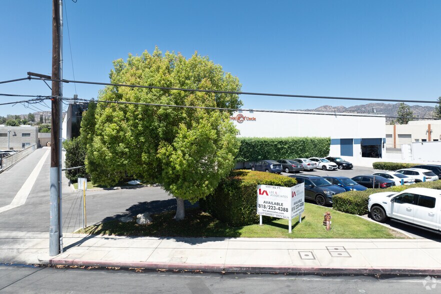 9667 Owensmouth Ave, Chatsworth, CA à vendre - Photo de l’immeuble – Image 3 sur 5
