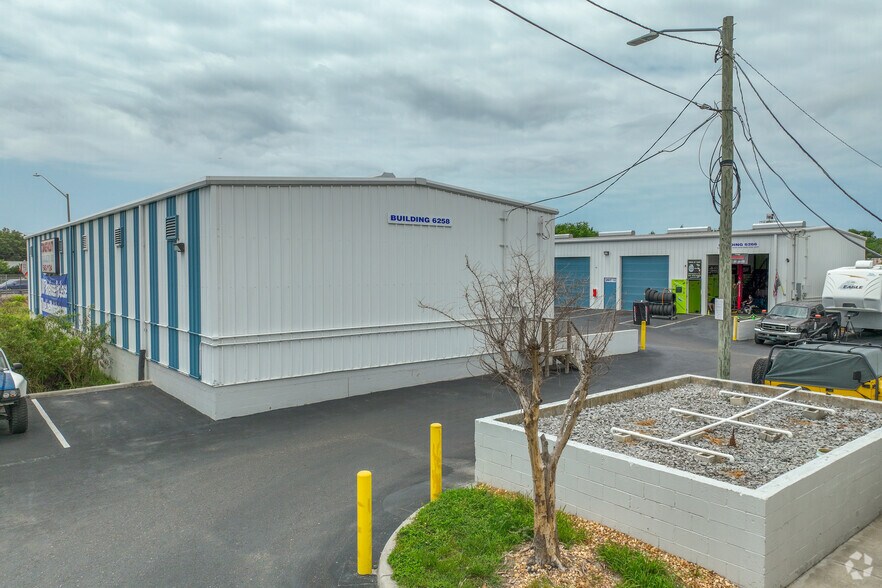 6270 118th Ave N, Largo, FL à vendre - Photo de l’immeuble – Image 3 sur 9