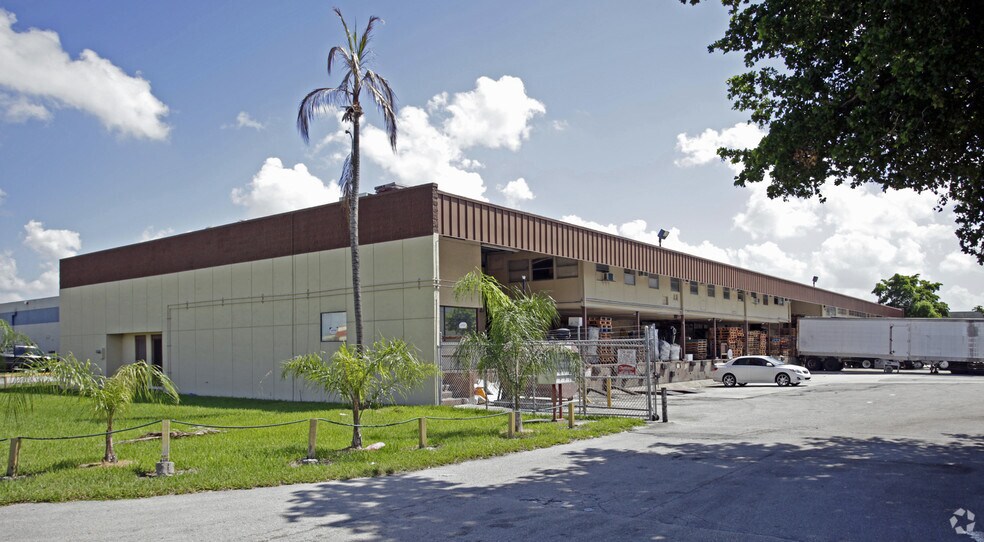 1375 NW 89th Ct, Miami, FL à louer - Photo de l’immeuble – Image 2 sur 4