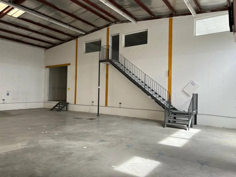 Local d’activités dans Quincy-Voisins à louer Photo intérieure– Image 1 sur 5