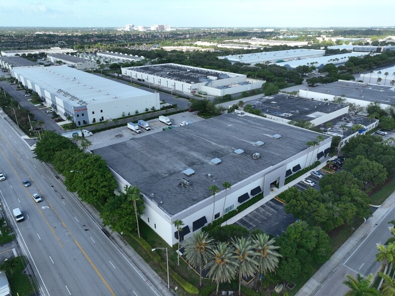 9700 NW 17th St, Miami, FL à louer - Photo de l’immeuble – Image 2 sur 4