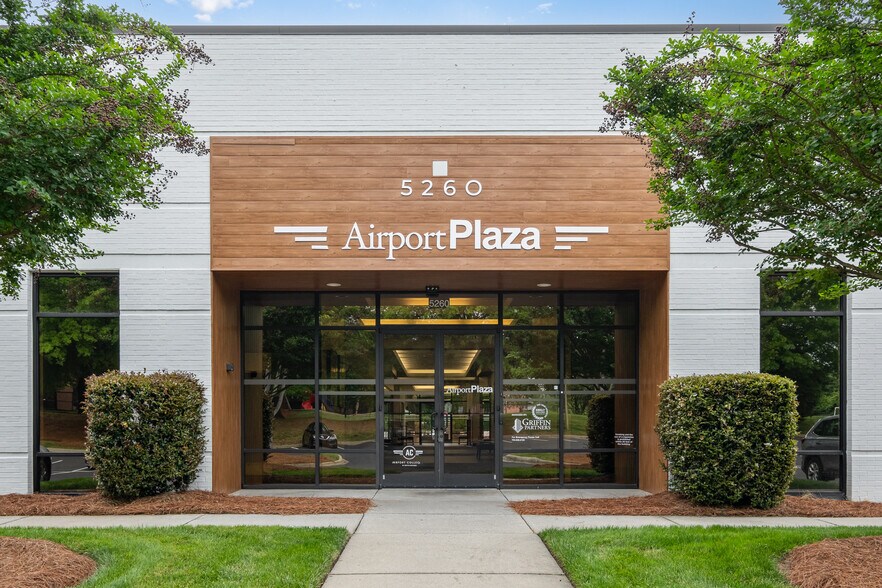 5260 Parkway Plaza Blvd, Charlotte, NC à louer - Photo de l’immeuble – Image 2 sur 12