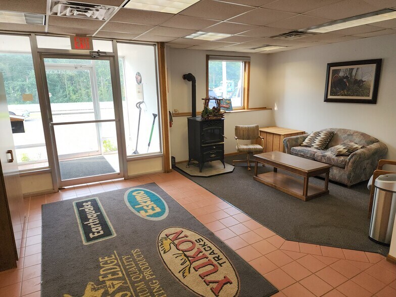 1690 Elm St, Cumberland, WI à louer - Hall d’entrée – Image 2 sur 11