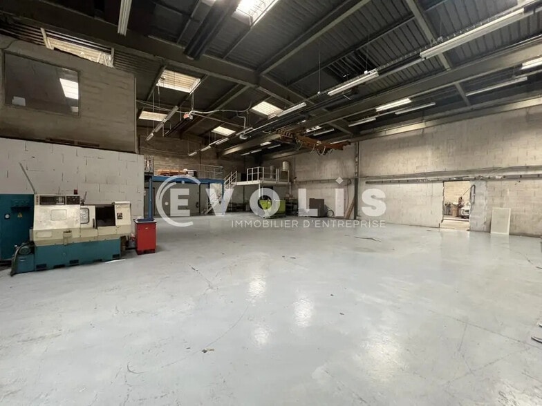 Local d'activités dans Saint-Priest à vendre - Photo de l’immeuble – Image 1 sur 15