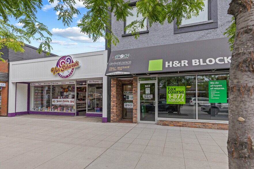 537 Bernard Av, Kelowna, BC à louer - Photo de l’immeuble – Image 2 sur 12