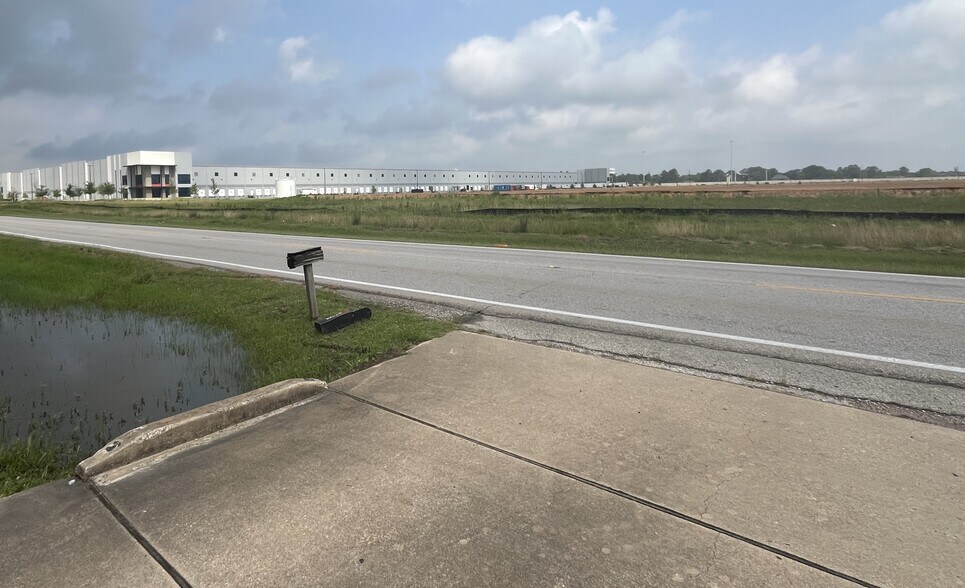 13927 Boudreaux Rd, Tomball, TX à vendre - Photo de l’immeuble – Image 3 sur 6