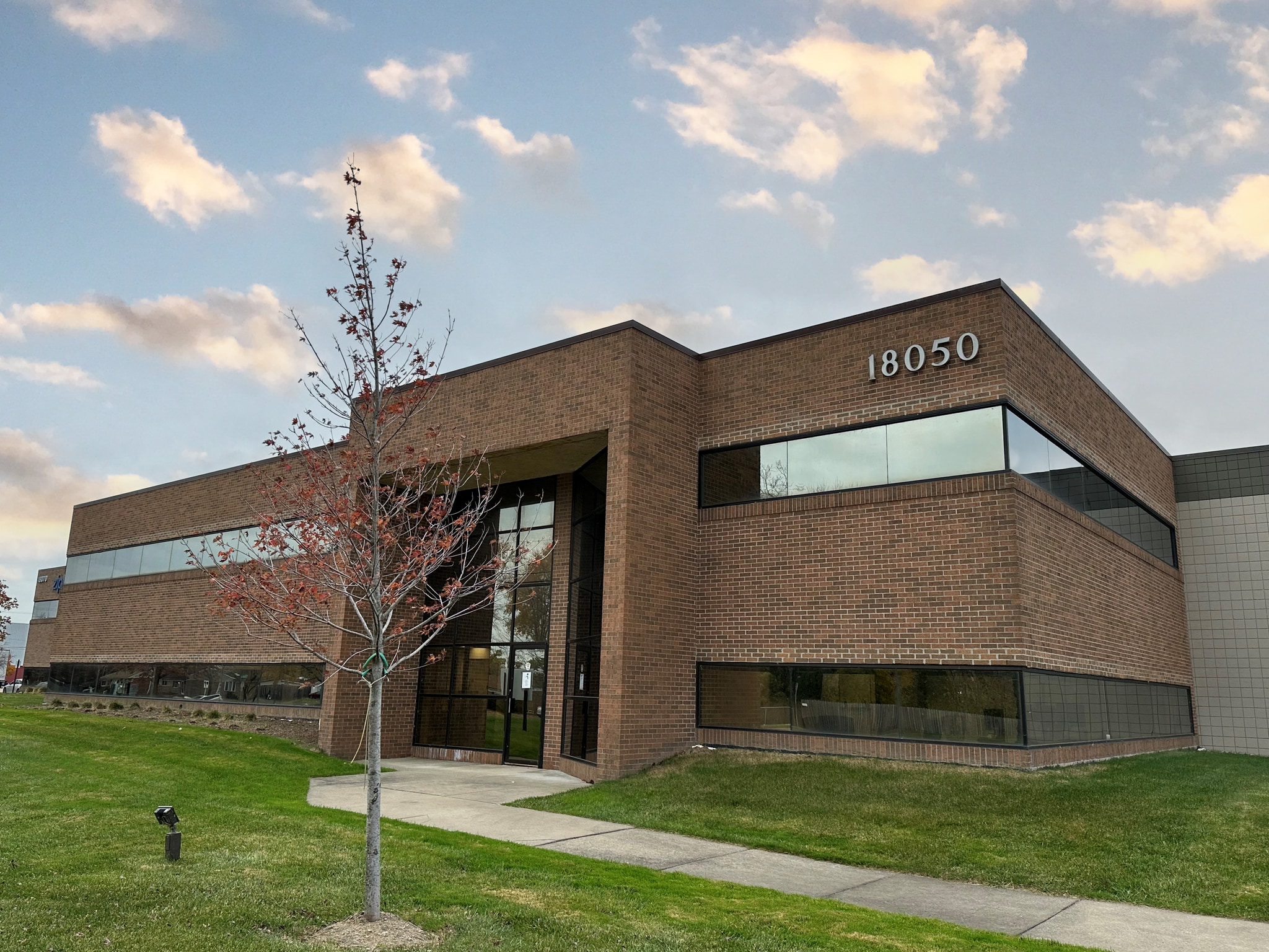 18070 15 Mile Rd, Fraser, MI à louer Photo de l’immeuble– Image 1 sur 2