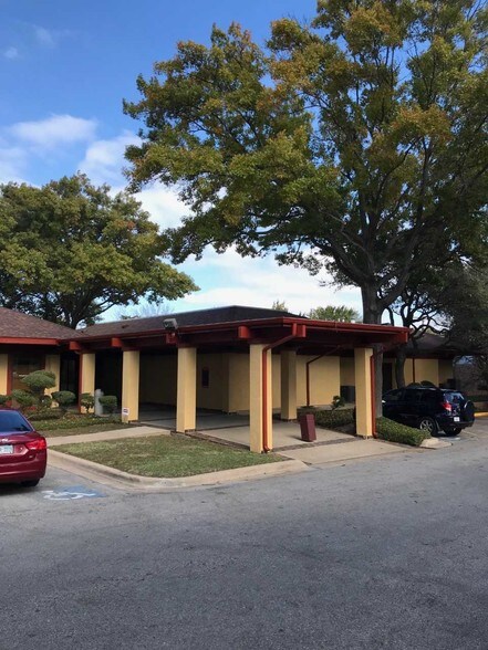 2241 Peggy Ln, Garland, TX à vendre - Photo de l’immeuble – Image 2 sur 21