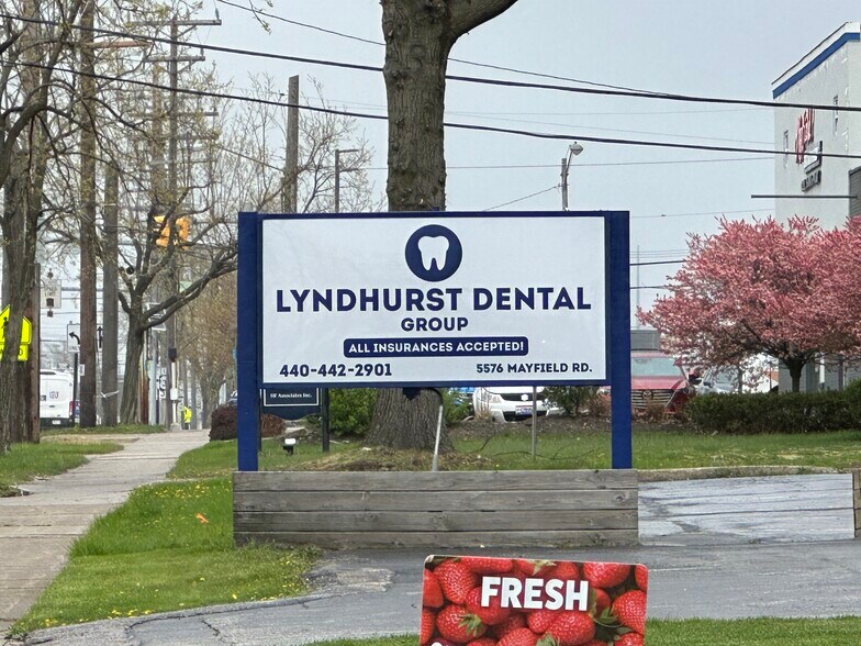 5576 Mayfield Rd, Cleveland, OH à vendre - Photo de l’immeuble – Image 3 sur 23