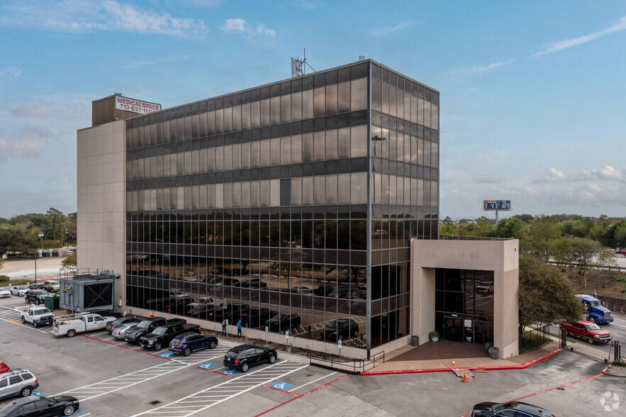 12605 East Fwy, Houston, TX à louer - Photo de l’immeuble – Image 1 sur 18