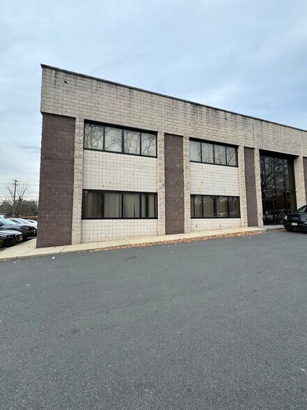 2186 NJ-27, North Brunswick, NJ à louer - Photo de l’immeuble – Image 3 sur 9