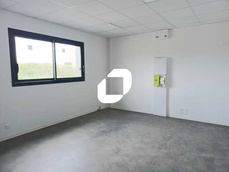 Bureau dans Saint-Loubès à louer - Photo de l’immeuble – Image 3 sur 6